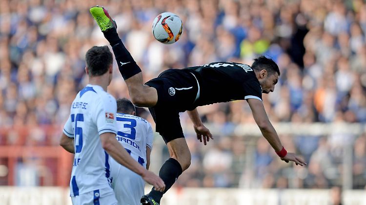 Daniel Gordon vom und Aziz Bouhaddouz aus Sandhausen - und irgendwo ein Ball.