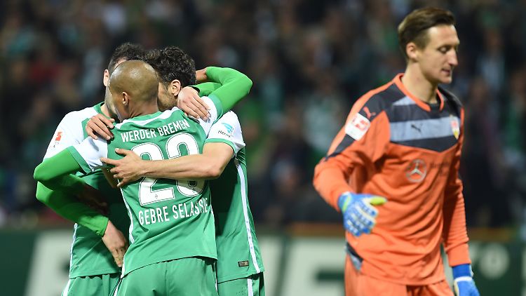 Werder freut sich - Stuttgarts Torwart Przemyslaw Tyton ist über das Ergebnis nicht ganz so glücklich.