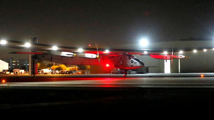 Pilot Andre Borschberg landet mit der "Solar Impulse 2" in Goodyear, Arizona.