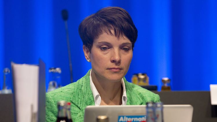 Frauke Petry bei der Mitgliederversammlung der AfD in Stuttgart. Die aktuelle Umfrage wurde vor dem Parteitag erhoben.