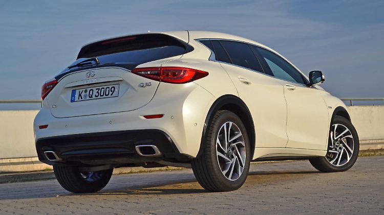 Im Vergleich mit der A-Klasse wirkt der Infiniti Q30 wuchtiger als sein deutscher Genspender.