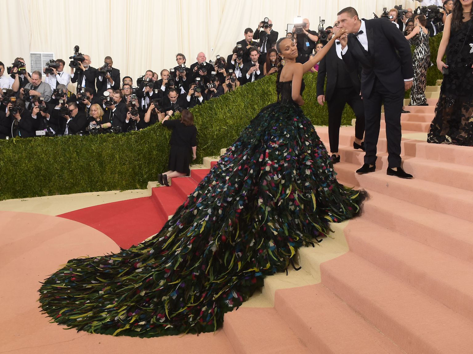 In Sachen Kleidung ist die Met Gala wohl das spektakulärste Event im Jahr. Nur die allerprominentesten Prominenten dürfen an diesem Abend Geld für das New Yorker Metropolitan Museum of Art spenden. Darum geht es nämlich eigentlich, ...