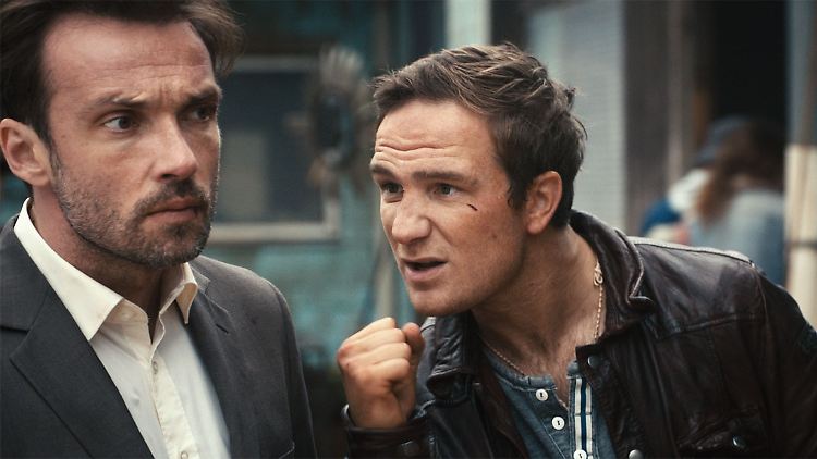 Mirko (l.) und Letscho Talhammer sind sich in "Schrotten" nicht einig darüber, wie mit dem Nachlass des Vaters zu verfahren ist.