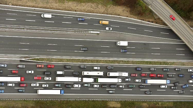 Rund 316.000 neue Zulassungen verzeichnet das Kraftfahrt-Bundesamt im April.