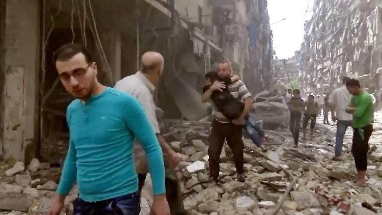 In vielen Stadtvierteln von Aleppo sterben bei Raketen- und Luftangriffen etliche Bürger.