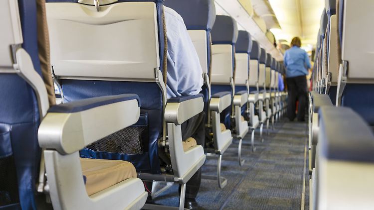 Welches Verhalten ist im Flugzeug angemessen? Viele Dinge nerven die Deutschen. 