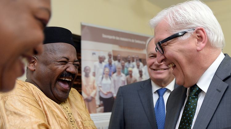 Außenminister Frank-Walter Steinmeier und Frankreichs Außenminister Jean-Marc Ayrault zu Besuch im Niger.