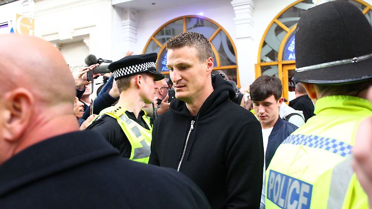 Huth wird vorgewrfen, seinen Gegenspieler Fellaini an den Haaren gezogen zu haben.