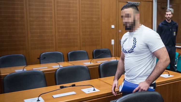Der Angeklagte betritt den Hochsicherheitssaal des Oberlandesgerichts in Frankfurt am Main.