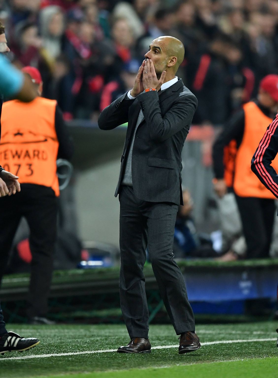 Pep Guardiola drehte sich zum Publikum, hauchte den Fans des FC Bayern zum Abschied einen Kuss zu ...