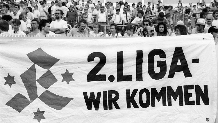 Vielleicht nehmen sich die Fans der abstiegsbedrohten Mannschaften ja ein Beispiel an den Stuttgarter Kickers im Jahr 1989.