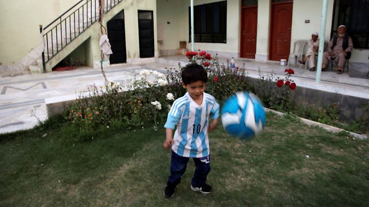 Sein Messi-Shirt und den Fußball hat Murtasa mitgenommen.