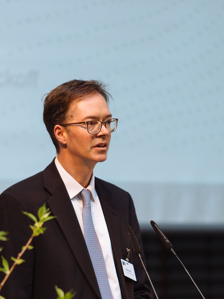 Clark Parsons leitet die Internet Economy Foundation. Der US-Amerikaner lebt seit 1989 in Berlin und war zuvor als Journalist, Unternehmensberater und Country Manager tätig.