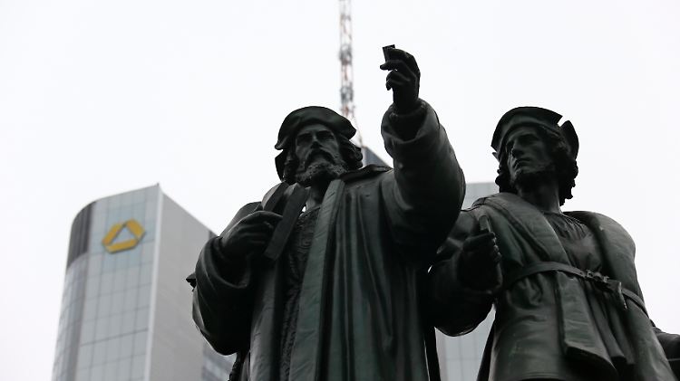 Ein mahnender Finger? Das Gutenberg-Denkmal vor der Commerzbank-Zentrale in Frankfurt.
