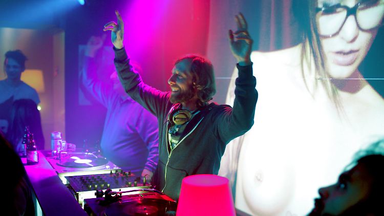 Über 40, Single und Spaß dabei: Oliver Korittke als "DJ".