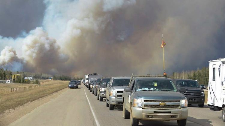 100.000 Menschen sind in der kanadischen Provinz Alberta auf der Flucht vor den immer näher rückenden Flammen. 