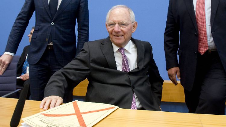 Wolfgang Schäuble hält die Hand über die Staatsschatulle.