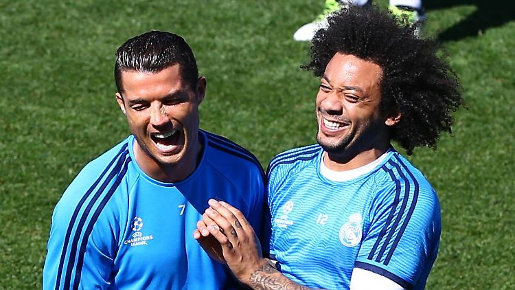 Sieht doch eigentlich ganz gesund aus: Cristiano Ronaldo im Training mit Marcelo, scherzend.