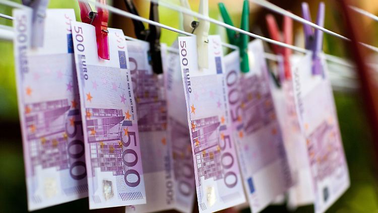 Die EZB schafft den 500-Euro-Schein ab. Kritiker vermuten dunkle Motive hinter der Entscheidung.
