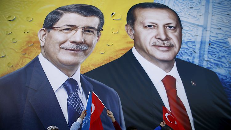 Davutoglu (l.) hat einen, den wohl entscheidenden Machtkampf gegen Erdogan (r.) verloren.