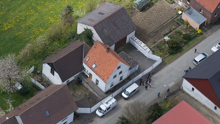 Die Spurensicherung untersucht das Haus in Höxter-Bosseborn derzeit.