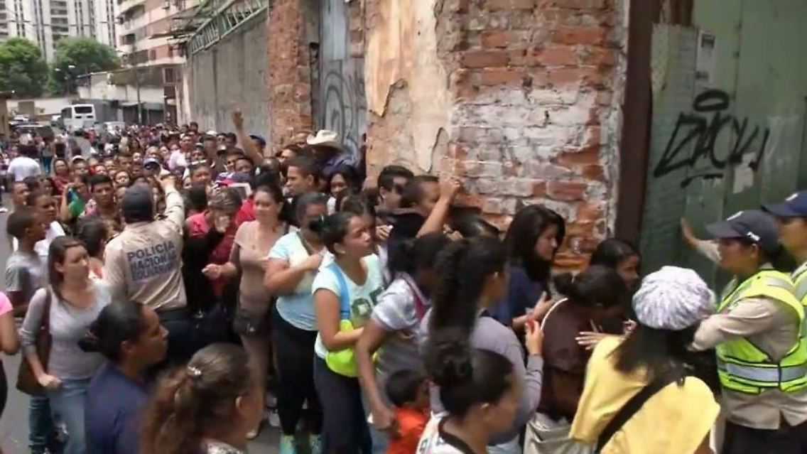 anstehen venezuela.JPG