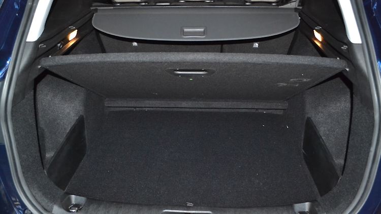 Verzurrösen und doppelter Ladeboden mit 40-Grad-Arettierung sind im Fiat Tipo Kombi Serie.