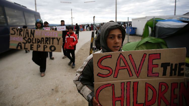 In relativer Sicherheit bitten diese syrischen Flüchtlingskinder an der griechischen Grenze um ihre Rettung.