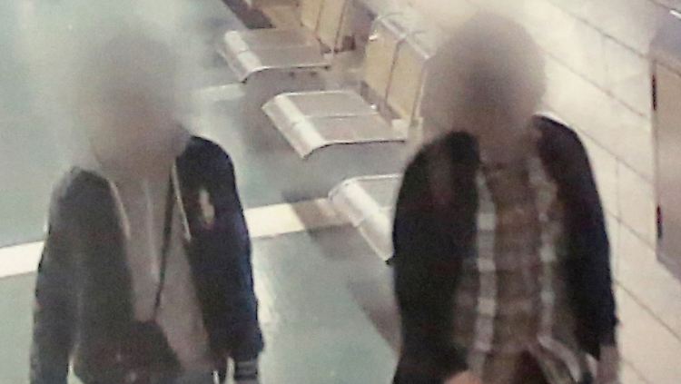 Die Aufnahme einer Überwachungskamera zeigt die beiden mutmaßlichen Bombenleger.