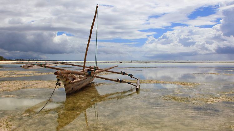 Eine Dhau am Strand auf Sansibar (Tansania).