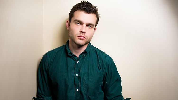 Alden Ehrenreich spielt den jungen Han Solo.