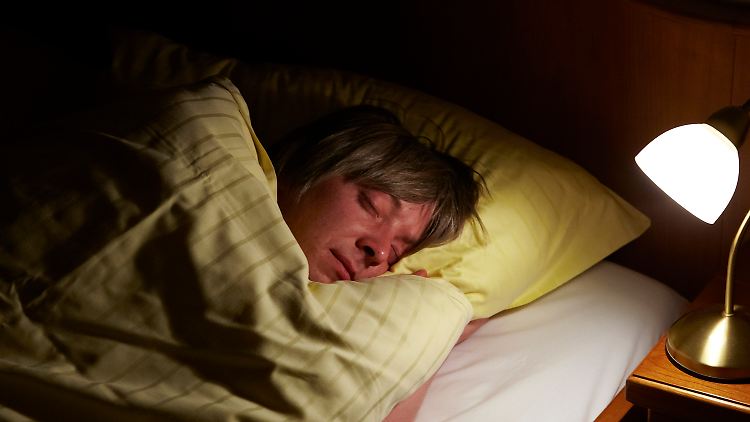 Durchschnittlich 7 Stunden und 45 Minuten schlafen die Deutschen pro Nacht.