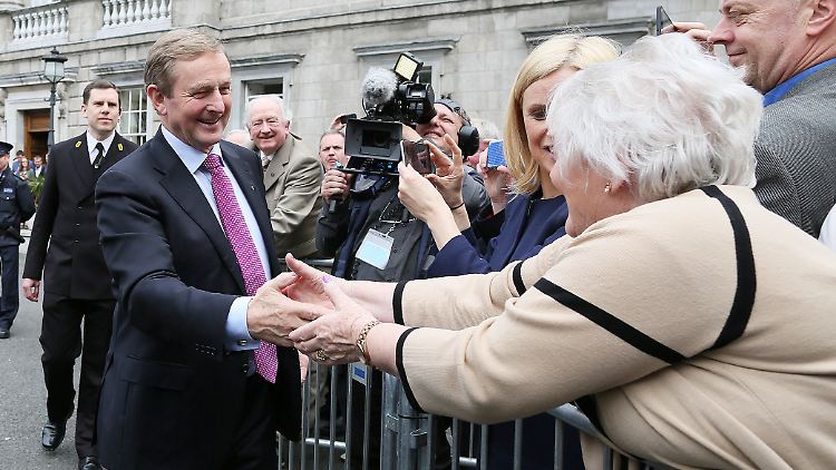 Enda Kenny lässt sich nach seiner Wiederwahl feiern.