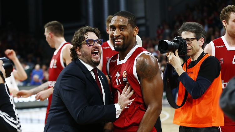 Noch können Bambergs Trainer Andrea Trichieri und Starspieler Brad Wanamaker: Sie sind die Playoff-Favoriten.