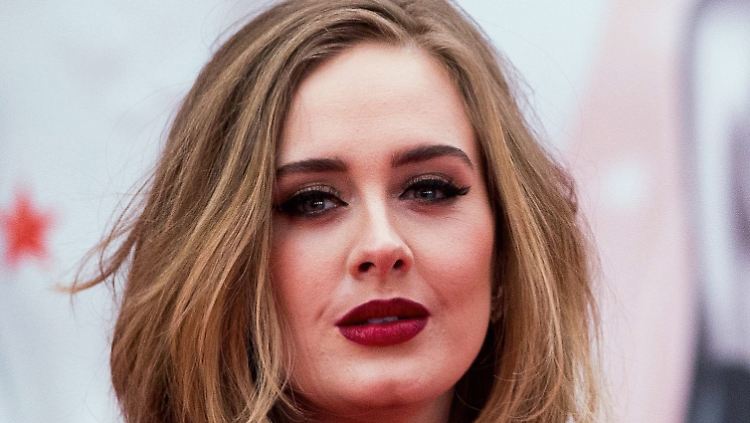 Kriegt bei Heiratsanträgen weiche Knie, selbst wenn sie nicht ihr gelten: Adele.