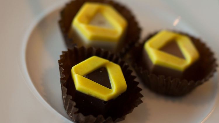 Schokoladenkonfekt mit Commerzbank-Logo.