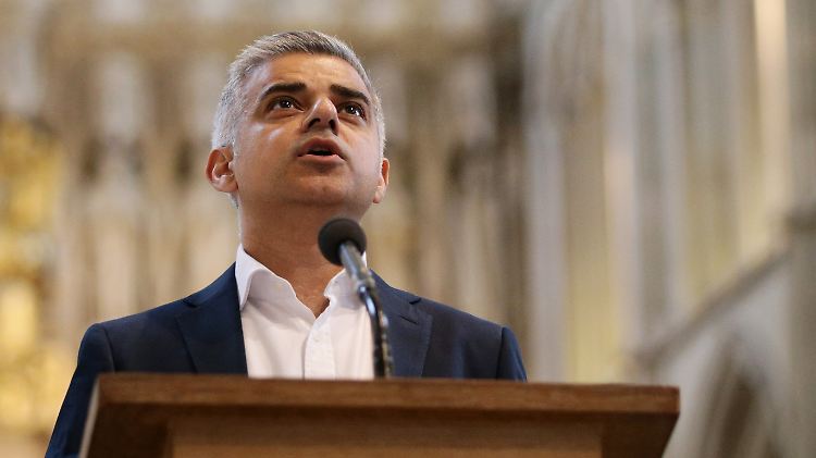 Khan während der Vereidigungszeremonie.