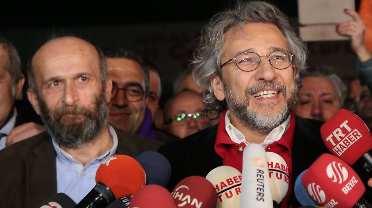 Die Journalisten Dündar (r.) und Gül im Februar diesen Jahres, als sie nach einem Gerichtsbeschluss aus dem Gefängnis entlassen werden mussten.