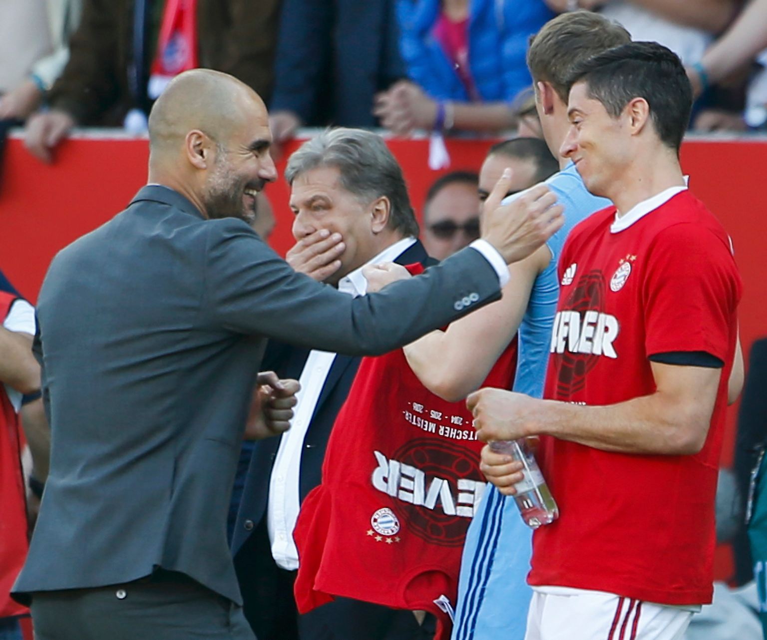 Josep Guardiola und der FC Bayern feiern die dritte deutsche Meisterschaft im dritten und letzten gemeinsamen Jahr, für die Münchner Startruppe sogar der vierte Titel nacheinander - ein Novum in der Bundesliga. 
