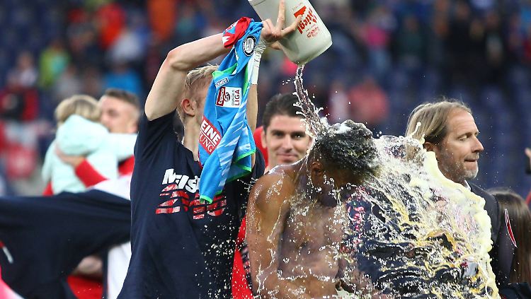 Der vorzeitige Meistertitel wird bei RB Salzburg stilecht mit einer Bierdusche gefeiert.