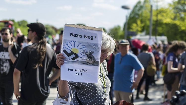 "Nazis weg", fordern die Gegendemonstranten.
