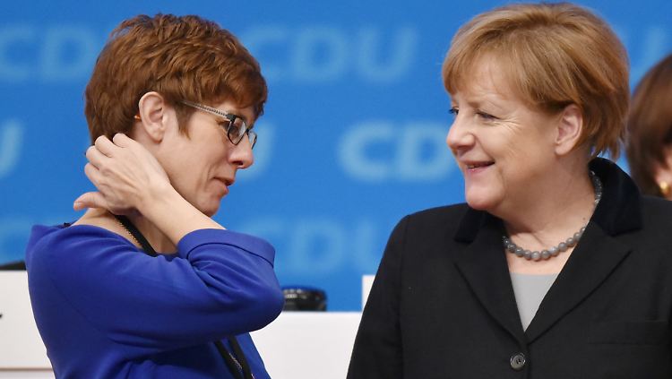 Kramp-Karrenbauer (li.) wurde schon nachgesagt, sie wolle Merkel beerben.