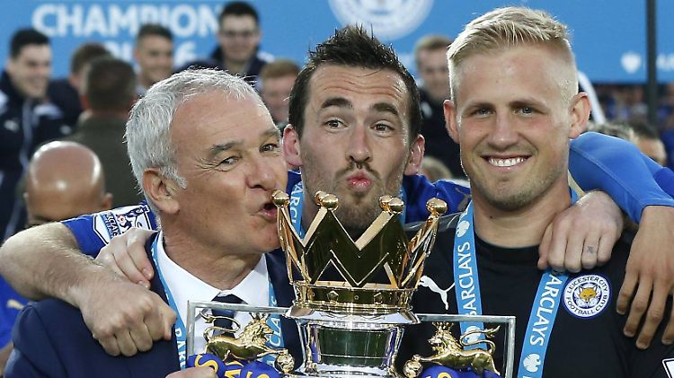 Trainer Claudio Ranieri, der Ex-Bochumer Christian Fuchs und Keeper Kasper Schmeichel bejubeln den Sensationstitel in der Premier League.