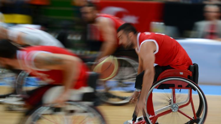 Bei der Rollstuhlbasketball-EM gewinnt die Türkei ganz knapp gegen Großbritannien. 