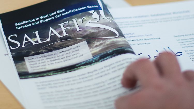 Nordrhein-Westfalen informiert etwa mit Broschüren über salafistische Propaganda - doch immer mehr Jugendliche schließen sich den Extremisten an.