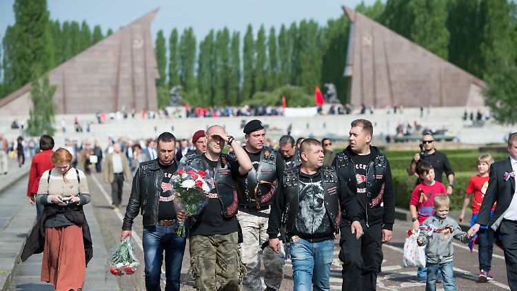 Bereits im vergangenen Jahr waren die  Nachtwölfe von Moskau nach Berlin gefahren. Am Sowjetischen Ehrenmal im Treptower Park wurden sie von 10.000 Menschen empfangen. 