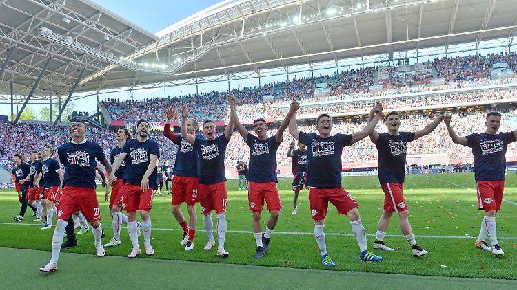 Im zweiten Anlauf erstklassig: Die Spieler von RB Leipzig bejubeln den ersten Bundesliga-Aufstieg ihres erst 2009 gegründeten Klubs.