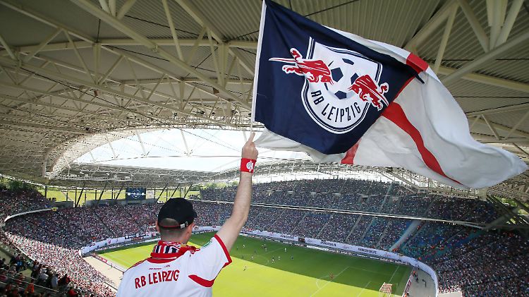An diese Fahne müssen sich die Fans aller anderen Bundesligisten in Zukunft gewöhnen.