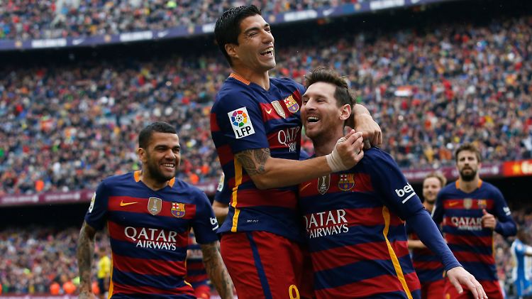 Durch den Sieg im Stadtderby hat der FC Barcelona beste Chancen, seinen Meistertitel am letzten Spieltag zu verteidigen. Der Vorsprung auf Real Madrid beträgt allerdings nur einen Punkt.