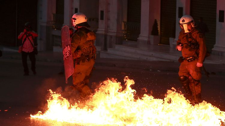 Einige Randalierer warfen Brandflaschen in Richtung Polizei.